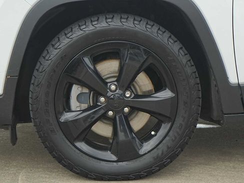 Used 2021 Jeep Cherokee Latitude Plus FWD image 7