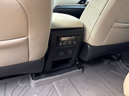 Used 2023 Chevrolet Traverse Premier FWD image 27