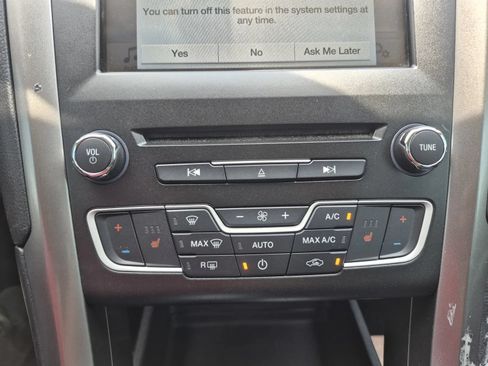 Used 2018 Ford Fusion SE w/ Fusion SE Technology Package FWD image 23
