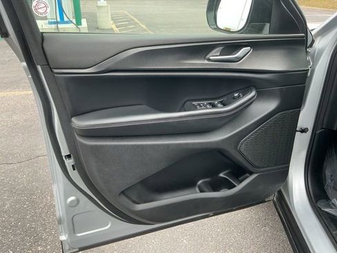 Used 2023 Jeep Grand Cherokee L Laredo image 11