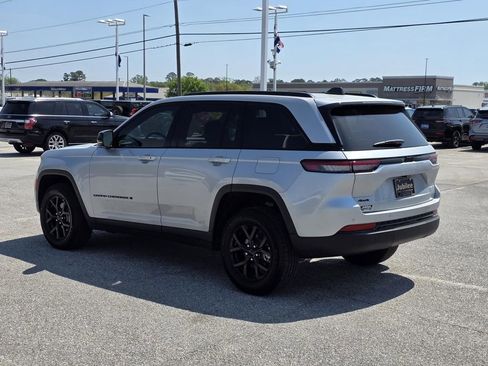 Used 2025 Jeep Grand Cherokee Altitude image 4