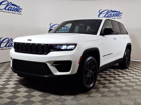 Used 2024 Jeep Grand Cherokee Laredo AWD/4WD image 5