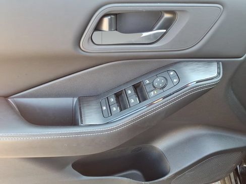 Used 2025 Nissan Rogue SV FWD image 14