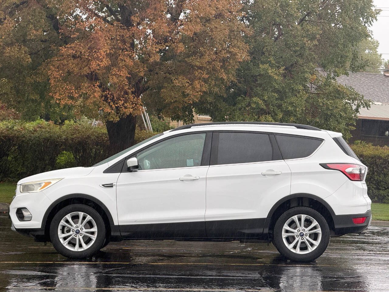 Used 2018 Ford Escape SE FWD image 2