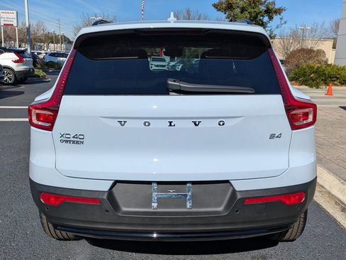 Used 2026 Volvo XC40 B4 Core image 5