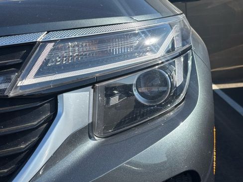 Certified 2024 Kia Seltos EX FWD image 8