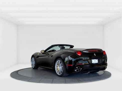 Used 2014 Ferrari California RWD image 3