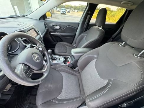 Used 2020 Jeep Cherokee Latitude FWD image 28