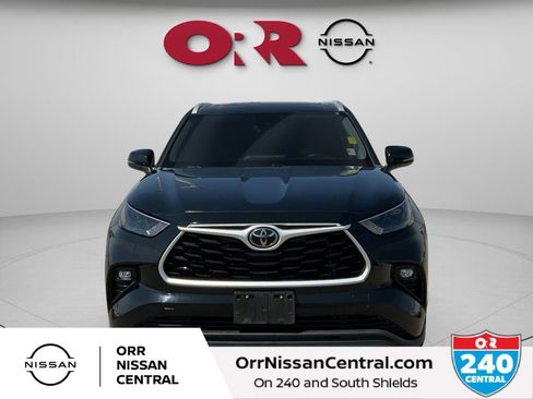 Used 2022 Toyota Highlander XLE AWD/4WD image 2