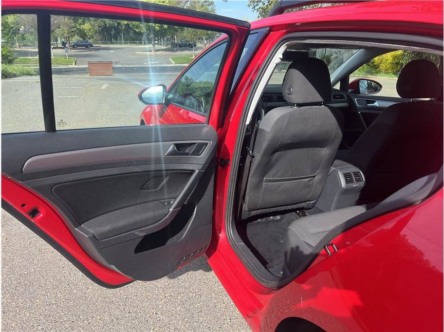 Used 2016 Volkswagen Golf 4-Door FWD image 12