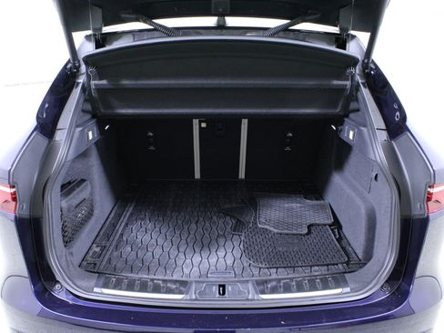 Used 2025 Jaguar F-PACE R-Dynamic S image 9