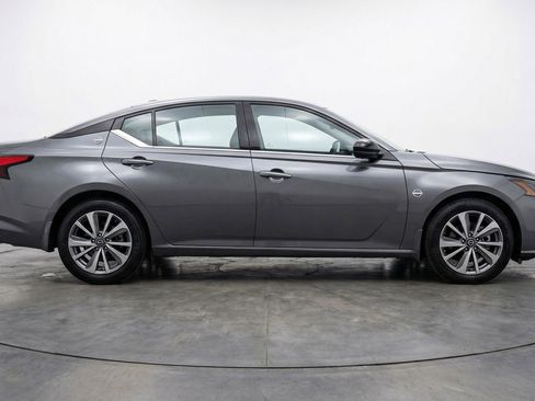 Used 2025 Nissan Altima 2.5 SV image 11