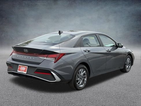 Used 2024 Hyundai Elantra SEL FWD image 3