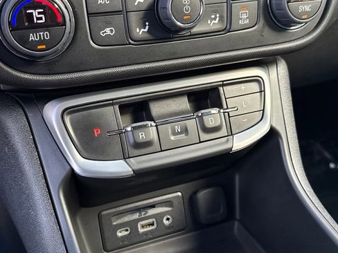 Used 2024 GMC Terrain SLT image 27