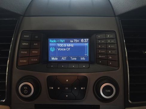 Used 2014 Ford Taurus SE FWD image 18