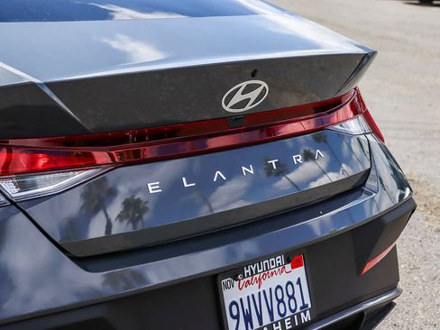 Used 2025 Hyundai Elantra SE w/ Cargo Package FWD image 10