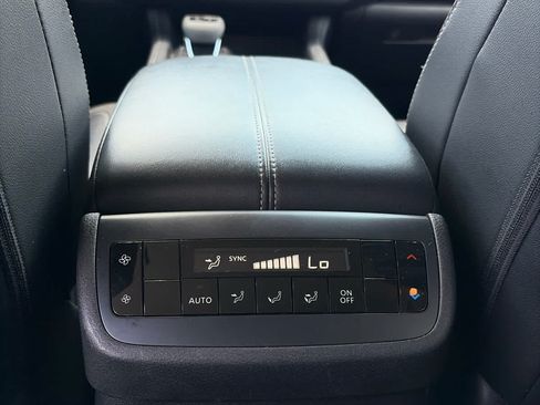 Used 2023 Nissan Pathfinder SL AWD/4WD image 10