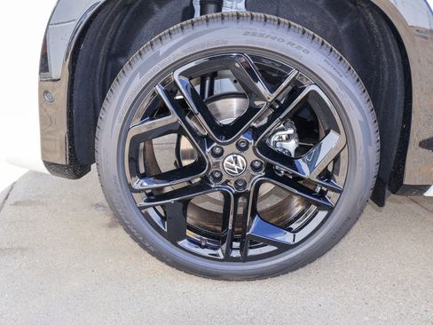 New 2026 Volkswagen Tiguan SE R-Line FWD image 9