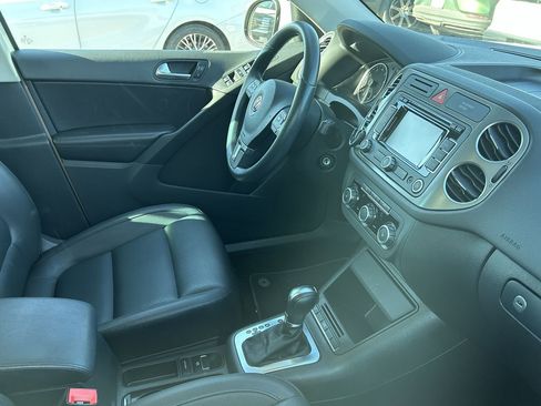 Used 2011 Volkswagen Tiguan SE image 9