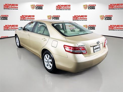 Used 2010 Toyota Camry LE image 2