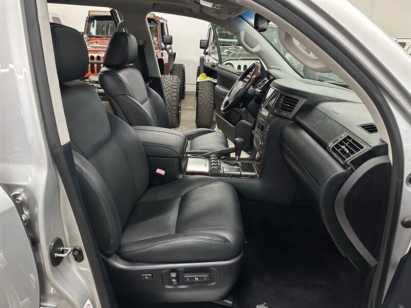 Used 2011 Lexus LX 570 4WD w/ Luxury Pkg image 14