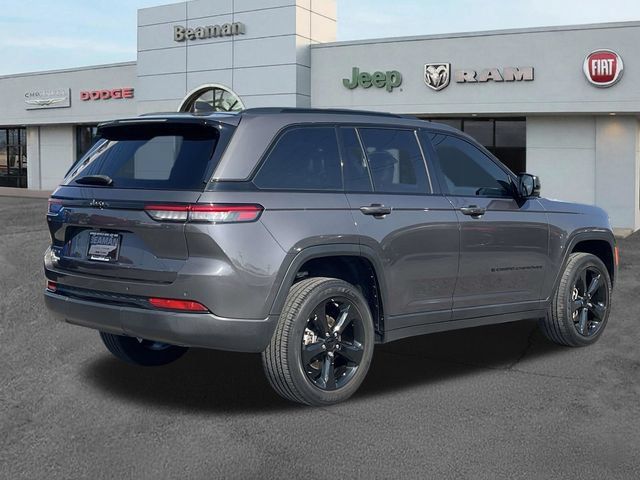 Used 2023 Jeep Grand Cherokee Altitude AWD/4WD image 7