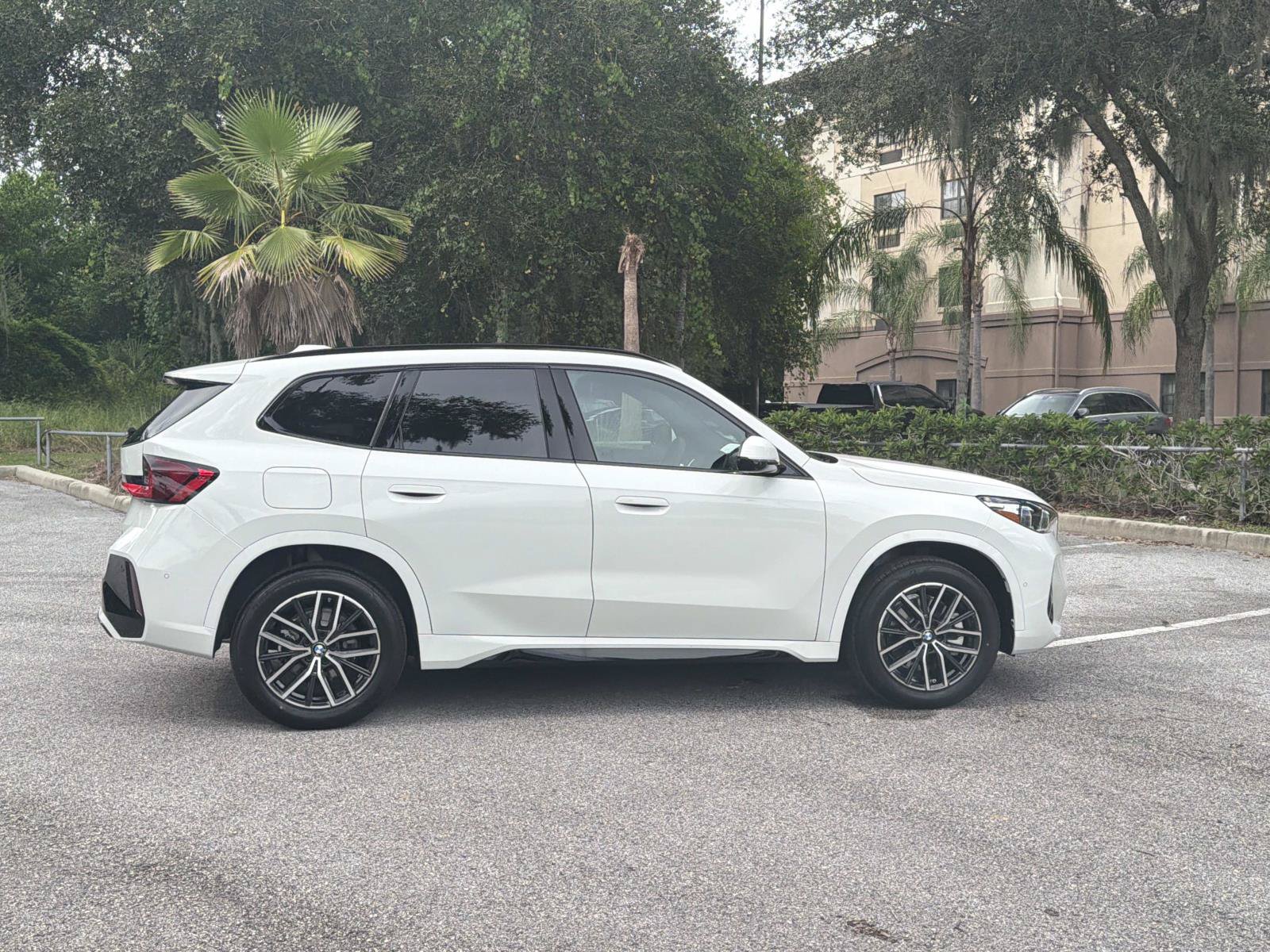 Used 2027 BMW X1 xDrive28i AWD/4WD image 2