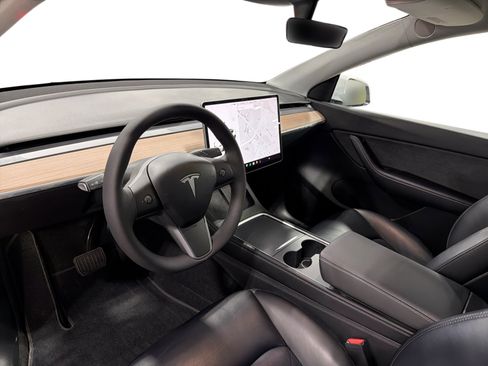 Certified 2021 Tesla Model Y Long Range AWD/4WD image 9