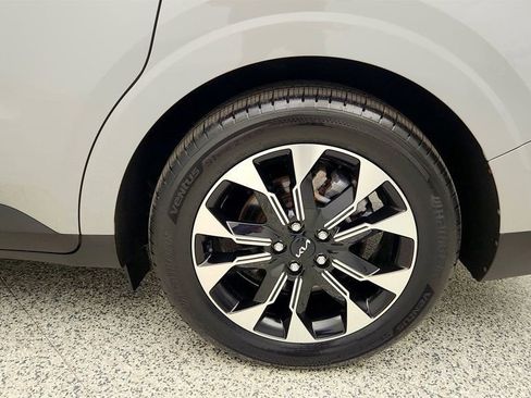 Used 2023 Kia Carnival EX FWD image 9