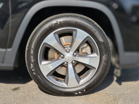 Used 2019 Jeep Cherokee Limited FWD image 8