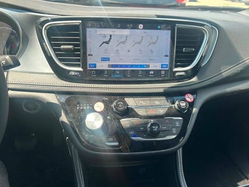 Used 2026 Chrysler Pacifica Limited FWD image 14