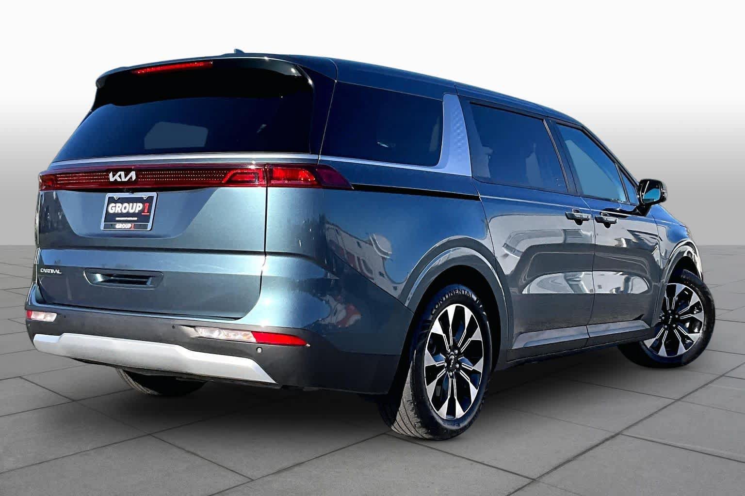 Used 2024 Kia Carnival EX FWD image 13