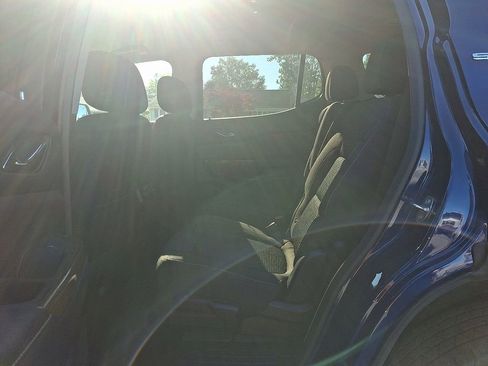 Used 2023 GMC Acadia SLE image 10