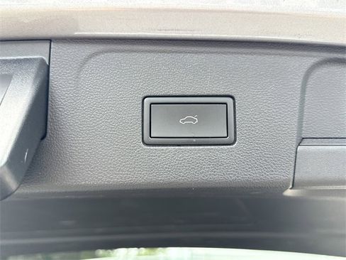 Used 2024 Volkswagen Atlas SE image 32