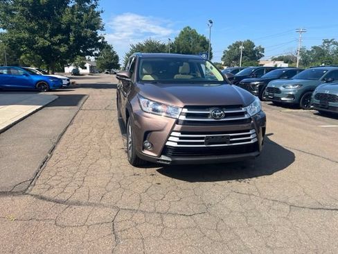 Used 2017 Toyota Highlander XLE AWD/4WD image 25