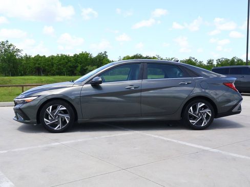 Used 2024 Hyundai Elantra Limited FWD image 2