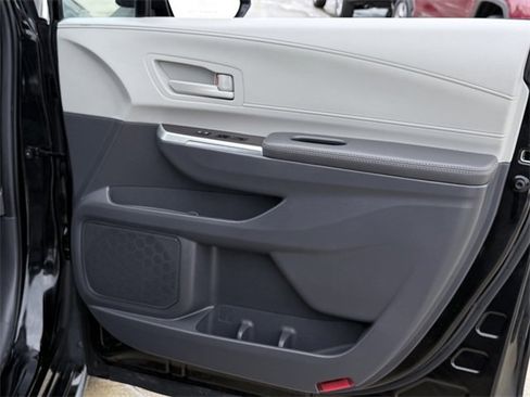 Certified 2024 Toyota Sienna LE image 11