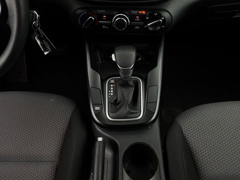 Used 2025 Kia Soul LX w/ LX Technology Package FWD image 13