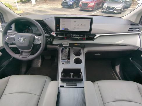 Used 2025 Toyota Sienna XLE FWD image 18