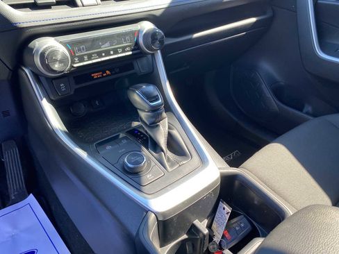 Used 2022 Toyota RAV4 SE image 15
