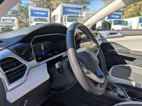 Used 2025 Volkswagen Taos SE image 14