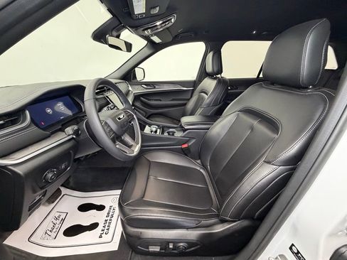 Used 2025 Jeep Grand Cherokee Limited image 4