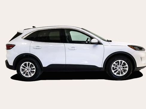 Used 2020 Ford Escape SE image 4