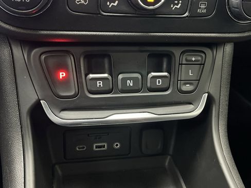 Used 2021 GMC Terrain SLE w/ Driver Convenience Package image 24