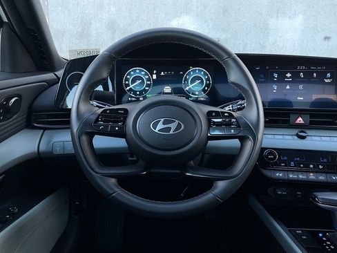 Used 2025 Hyundai Elantra Limited image 38