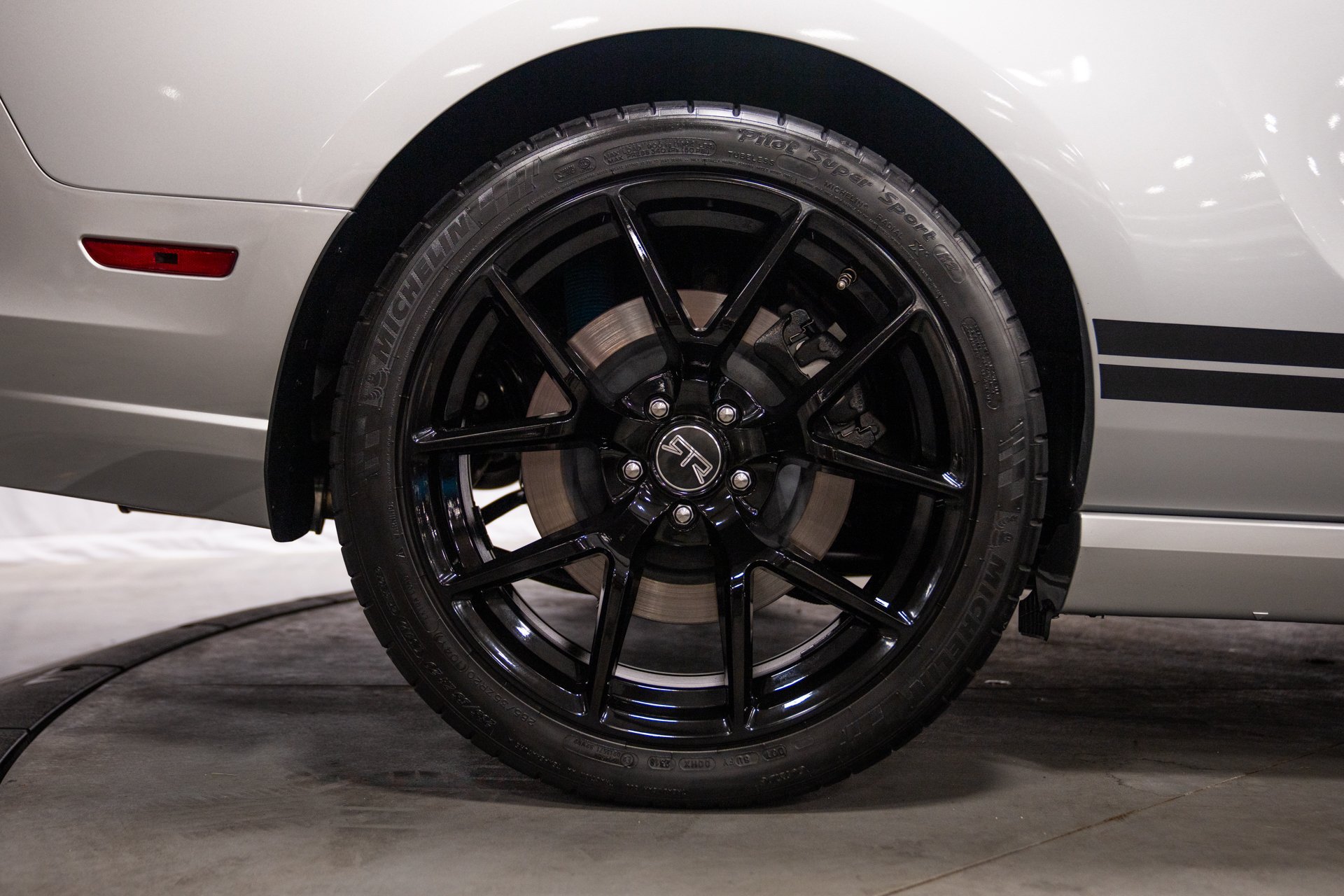Used 2013 Ford Mustang Shelby GT500 RWD image 9