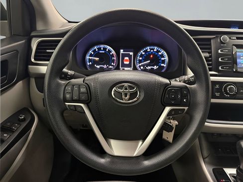 Used 2018 Toyota Highlander LE image 16
