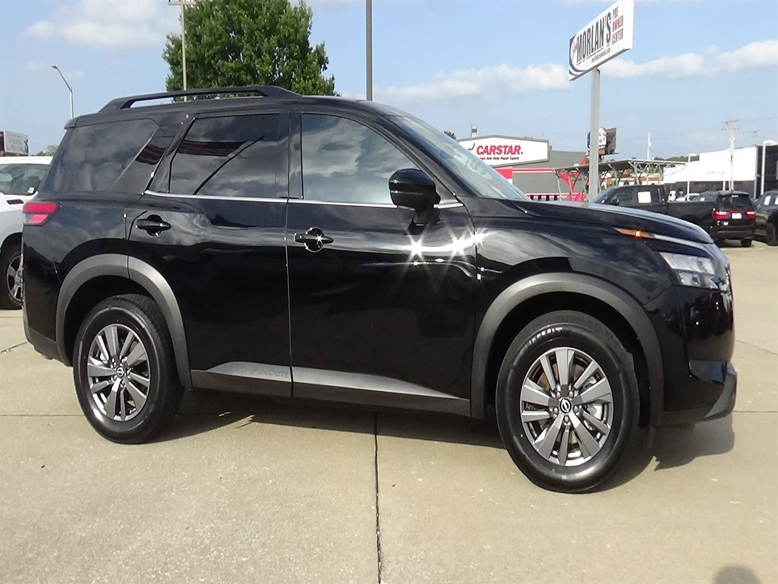 Used 2025 Nissan Pathfinder SV FWD image 5