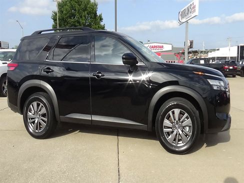 Used 2025 Nissan Pathfinder SV FWD image 5