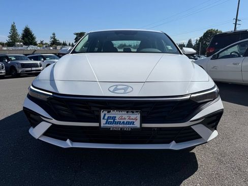 Used 2025 Hyundai Elantra Hybrid FWD image 2